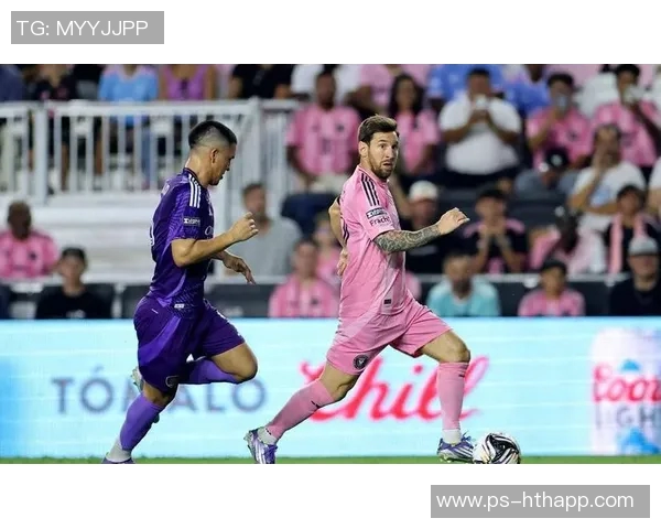 梅西怒斥裁判任意球争议现场频繁摆球与手势互动引发热议 梅西怒斥裁判任意球争议现场频繁摆球与手势互动引发热议